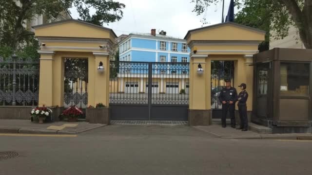 Граждани полагат цветя пред гръцкото посолство в Москва