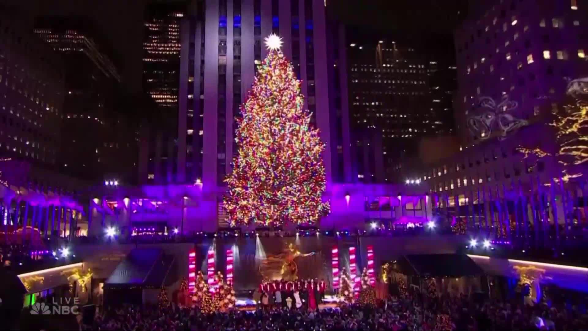 Коледната елха на Ню Йорк засия с 50 000 светлини