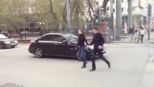 Лудак с мерцедес плаши момичета на кръстовище! Смях