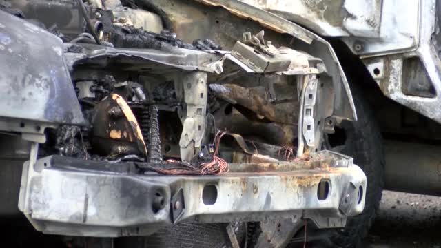Автомобил горя пред жилищен блок в Казанлък