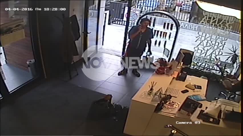 "Дръжте крадеца": Мъж краде портфейл от козметично студио