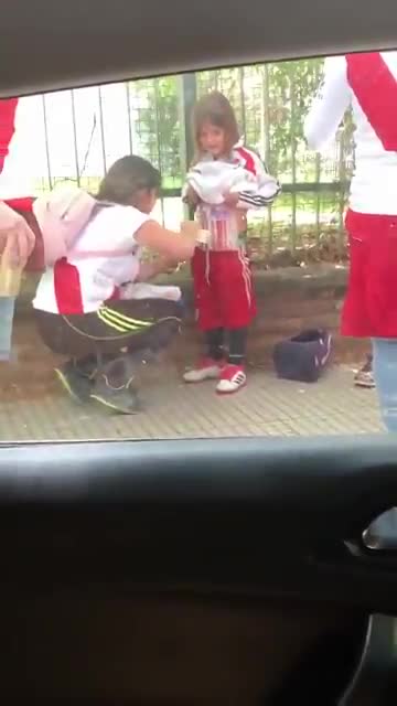 Потресаващо: Вижте как деца вкарват факли на стадиона на Ривър