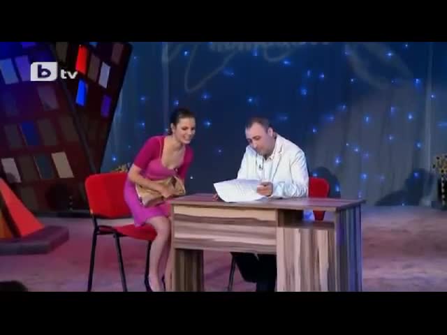 Комиците - Сервитьорката на интервю