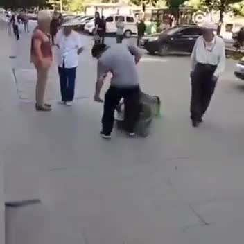 Хора разобличиха мъж, преструващ се на инвалид