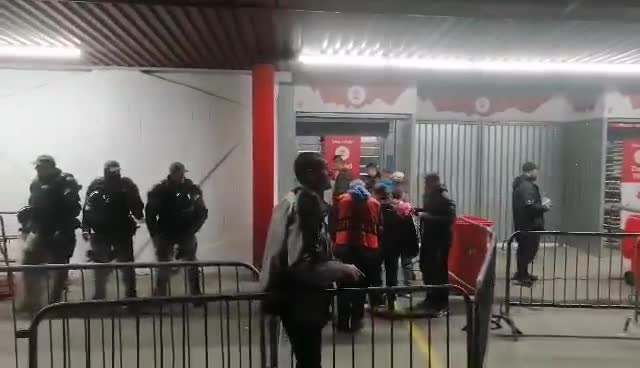 Тежко въоръжени съпровождат децата на стадион "Райко Митич"