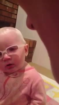 Дъщеря слуша емоционално песента на мама