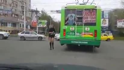 Руска ватманка опъва жартиерите на тролей