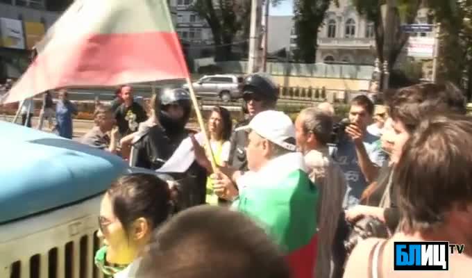 Полицай не издържа и изкрещя пред камерата на Блиц Tv: Айде бе, ела, като си мъж, бе!