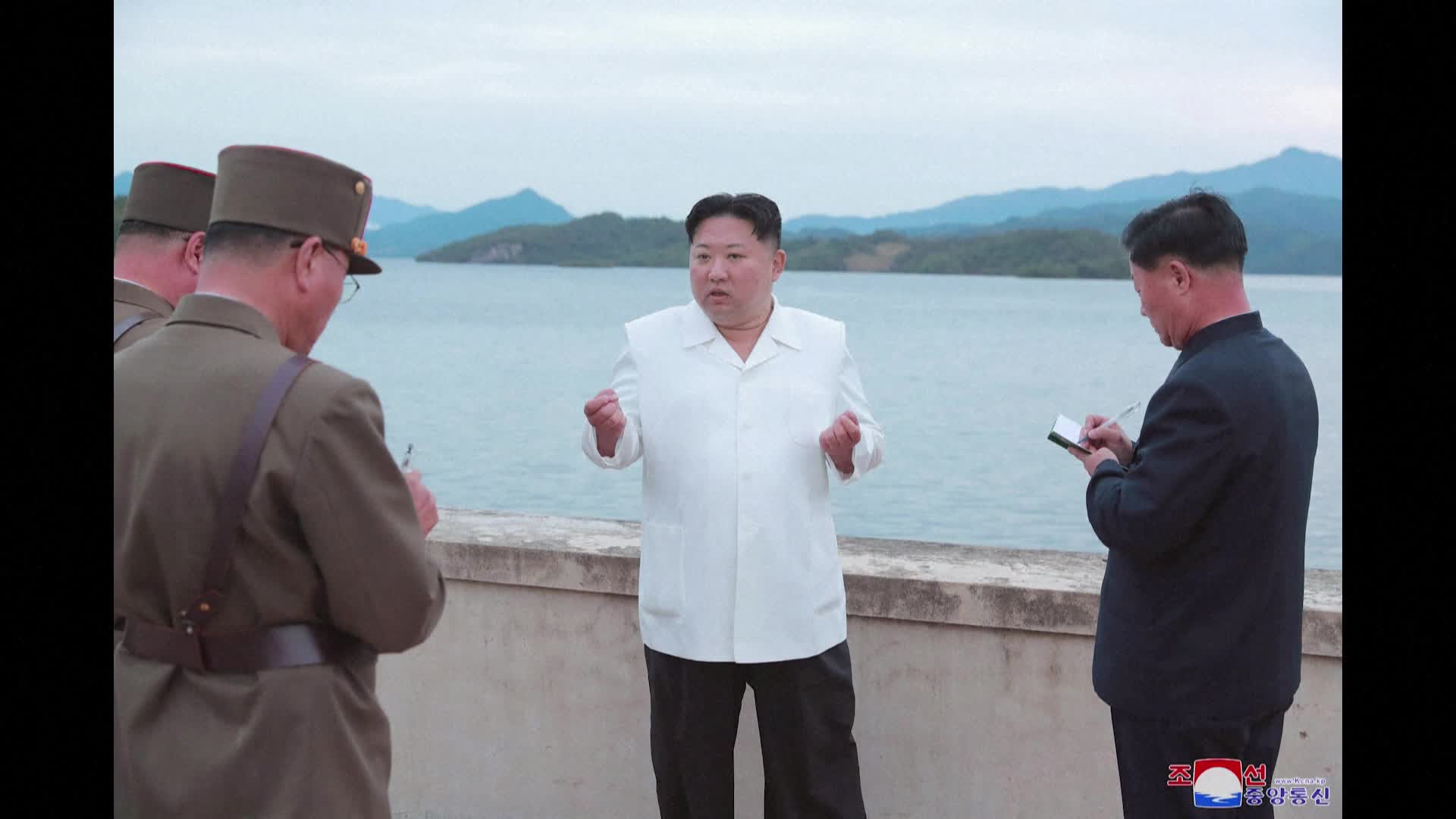 Северна Корея публикува снимки на Ким Чен Ун, наблюдаващ изстрелването на ракета (ВИДЕО)