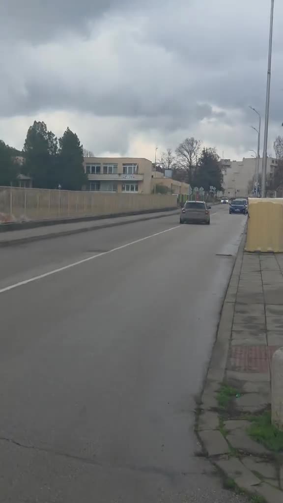 Опасно шофиране в жилищен квартал