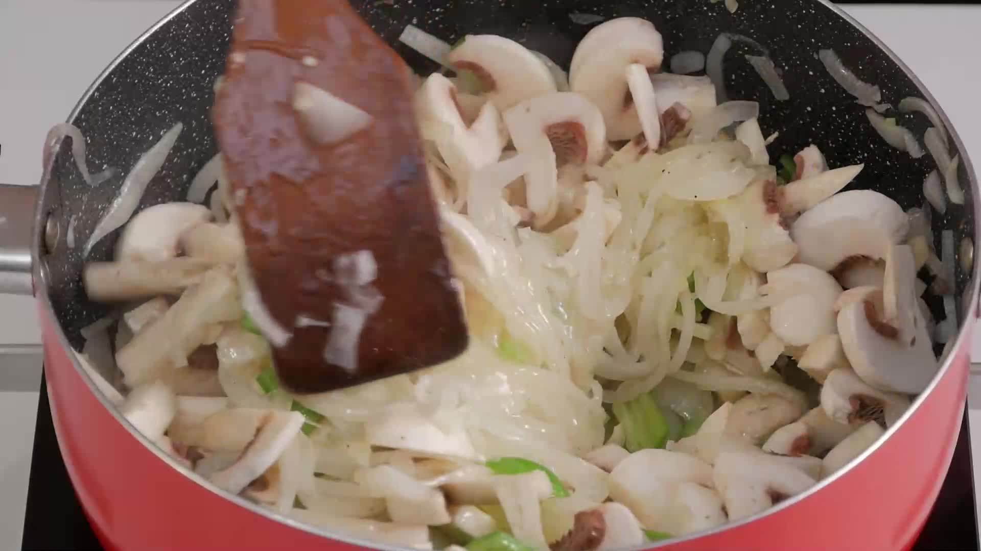 Гювеч с месо, гъби и прясно мляко