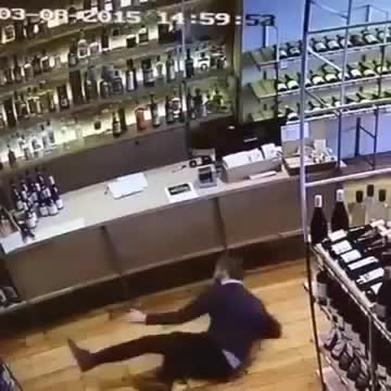 Ето за такъв работник си мечтае всеки един собственик на магазин за алкохол