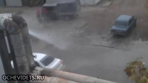Ето как руски шофьори си правят на колите безплатна автомивка !