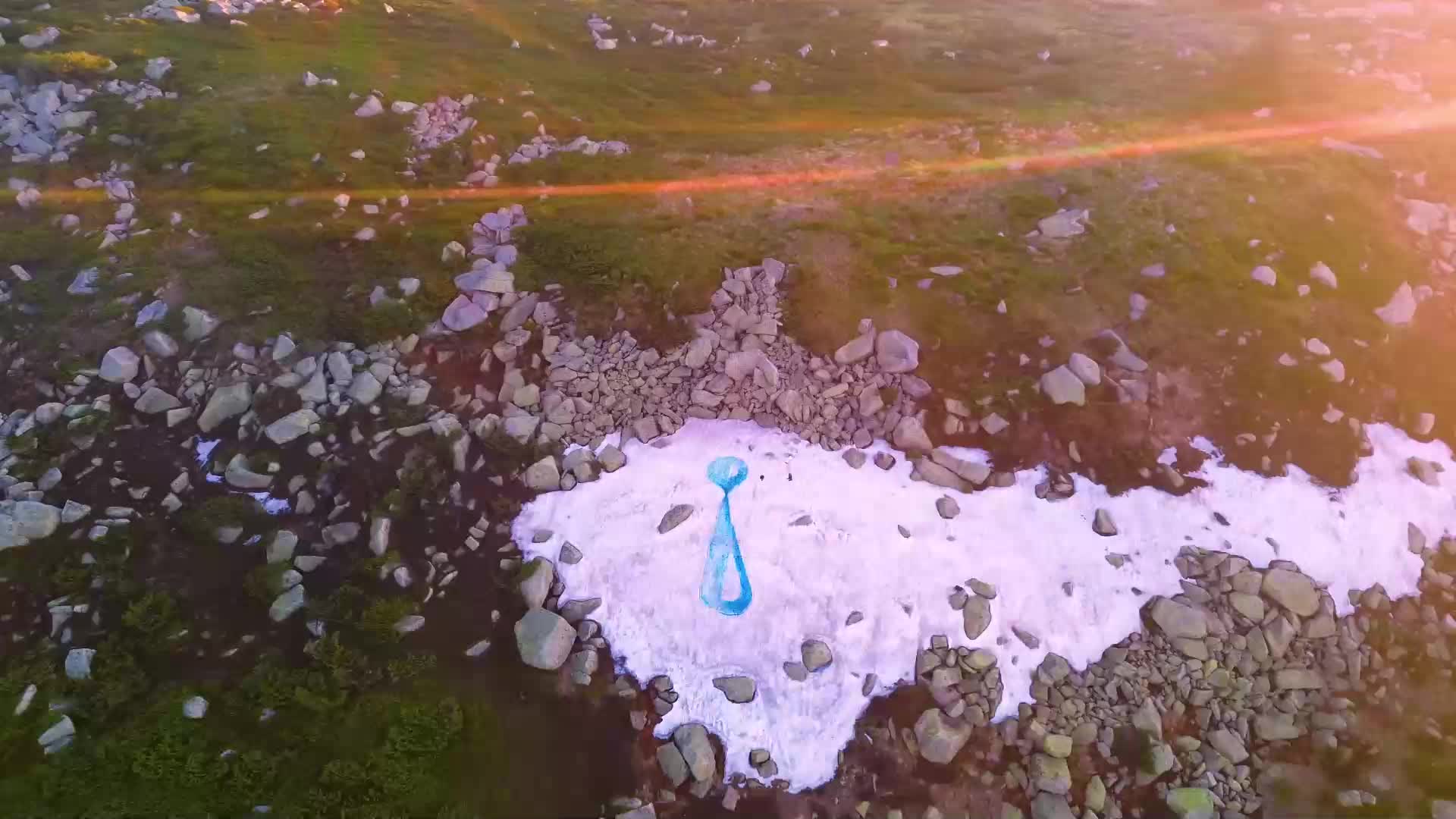 Огромна водна капка се появи върху последния сняг на Витоша