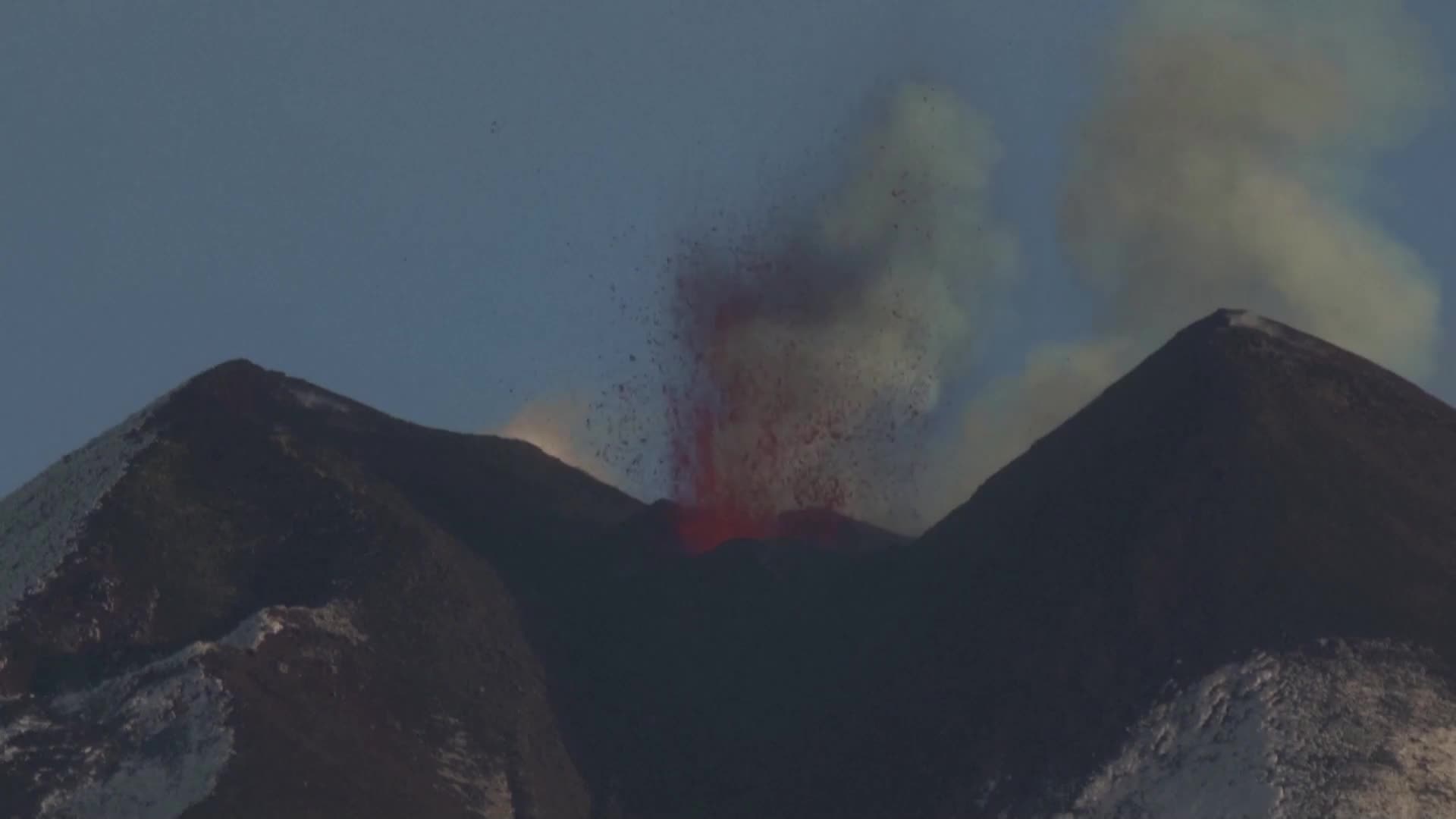 На фона на изгрева: Вулканът Етна изхвърли огромно количество лава (ВИДЕО)