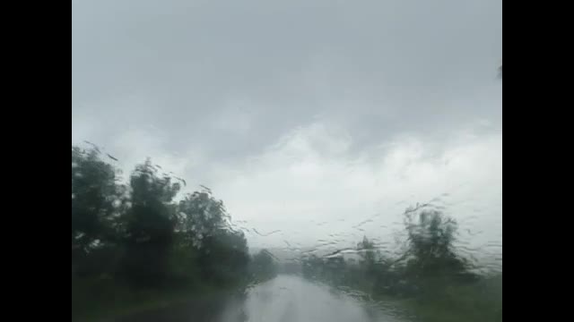Пороен дъжд по пътя за град Търговище