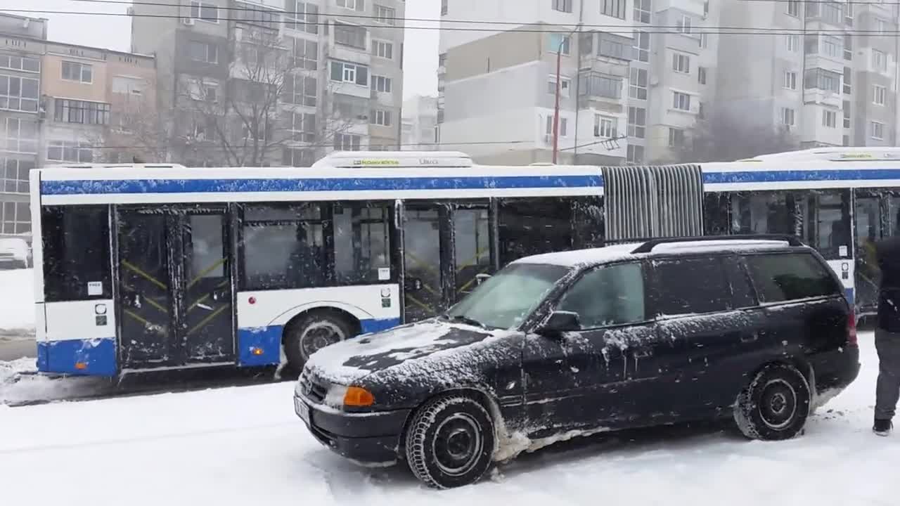 Във Варна теглят автобус по непочистените улици