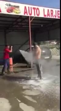 Автомивка в която и собственика на колата получава къпане