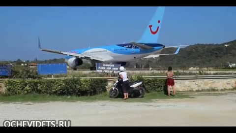 Мощна струя въздух от двигателите на излитащ самолет издухва А Т В -то на турист