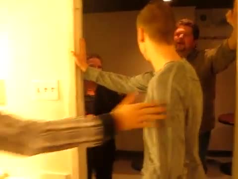 Лигльото го е страх някой да го докосне смях :d:d:d