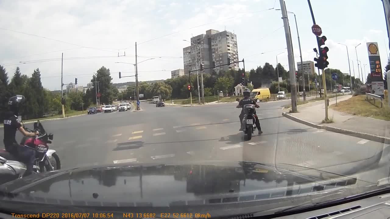 Полицаи нарушават закона за движение по пътищата