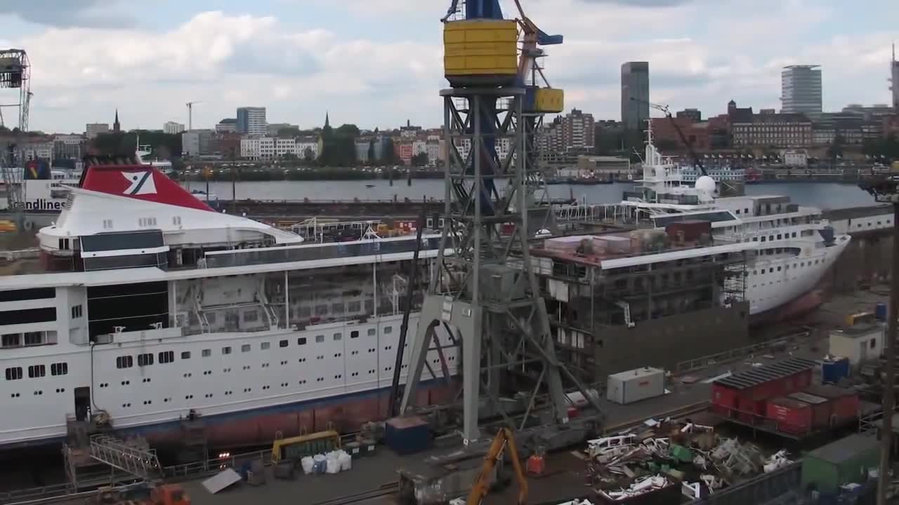 Удивително! Вижте как разрязаха този кораб на средата и го удължиха!