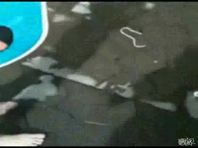 Много Смях! Фатално падане пред басейн :d 