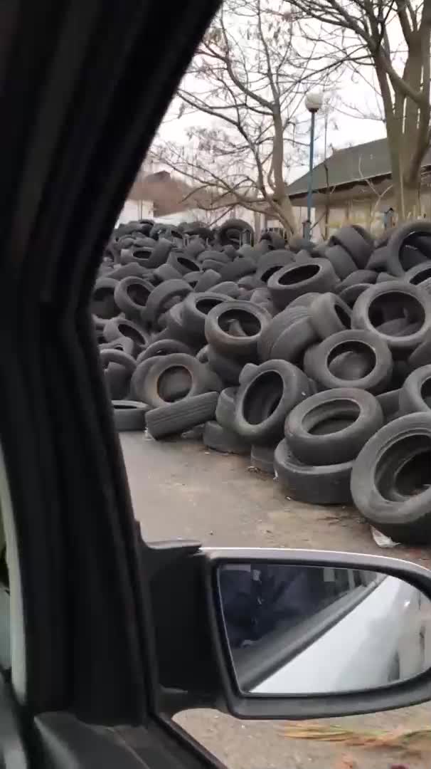 Автомобилни гуми заемат част от тротоара и дори пътното платно
