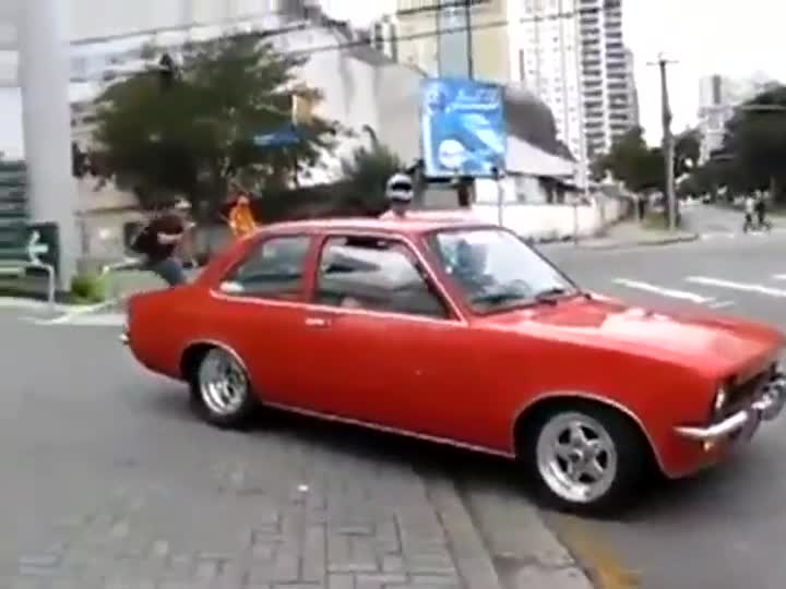 Фукльо си разби лъскавото ретро " Chevy " за три секунди!