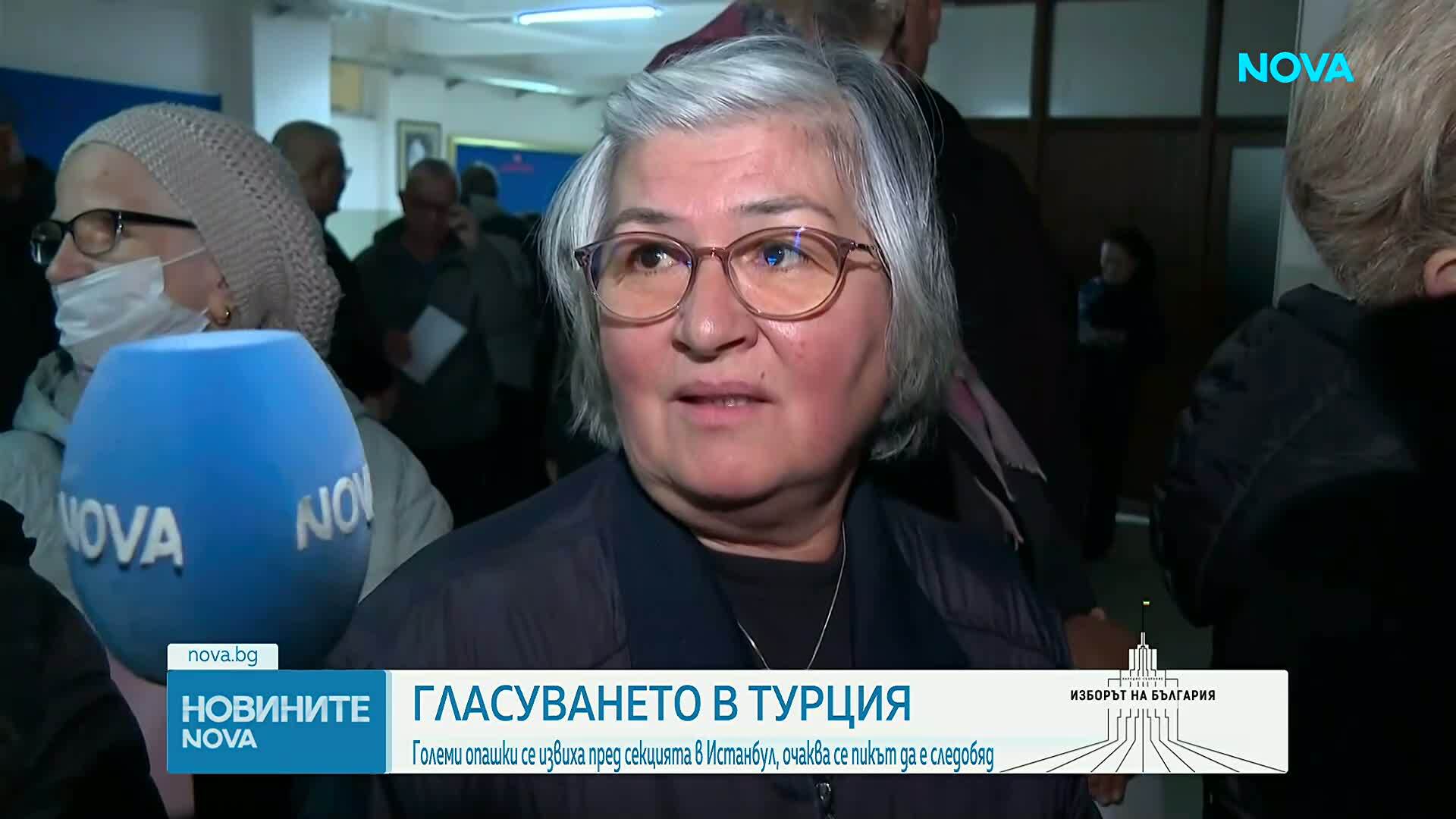 Опашки за гласуване пред секциите в Истанбул