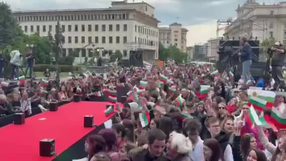 DARA Партито в центъра на София започна