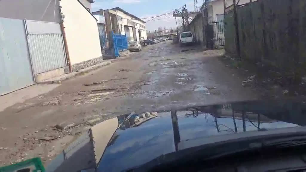 Разбита от години улица