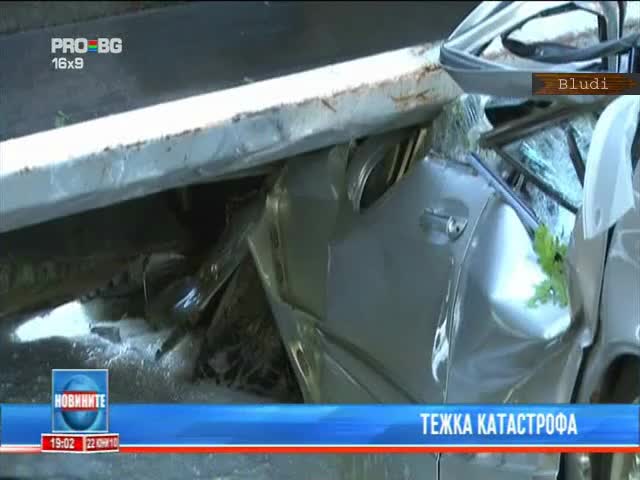 Камион рaзмаза Мерцедес в тежка катастрофа 