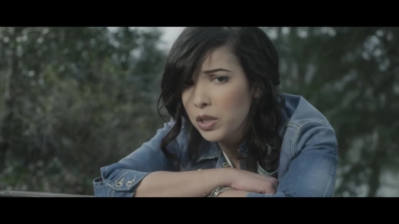 Indila клипы. Индила derniere Danse. Indila - derniere Danse фото. Индила derniere Danse буря. Indila Tornado mp4 raqsi.