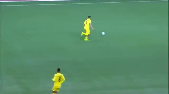 По-нелепа вратарска грешка не сте виждали!