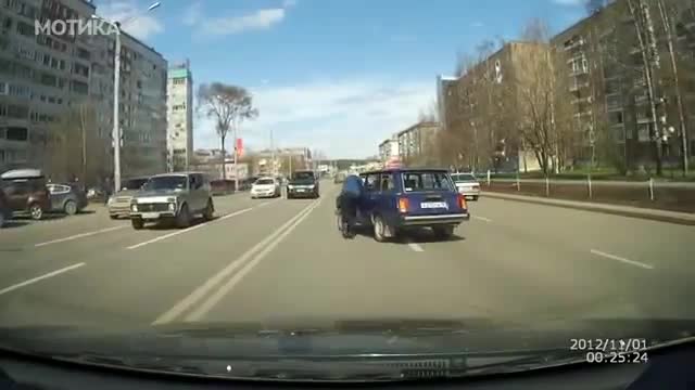Шофьор не може да влезе в колата си и то насред оживена улица!