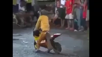 Маймуна кара мотоциклет