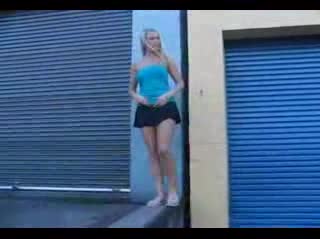 На Момиче И Се Вдига Полата