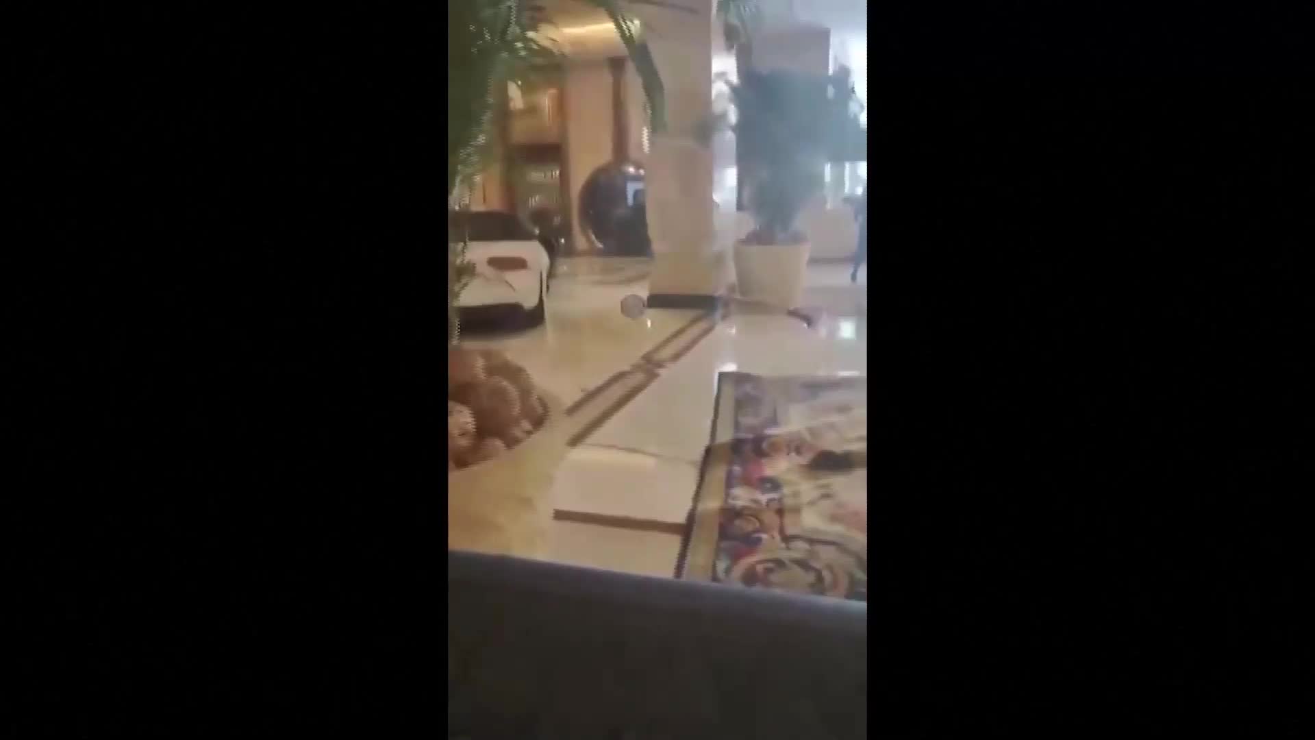 Ядосан гост разби кола в хотел в Шанхай (ВИДЕО)