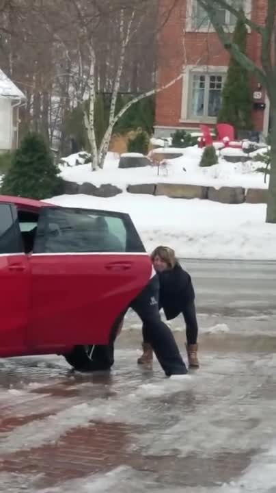 Смях! Тази жена се опитва да влезе в колата си..