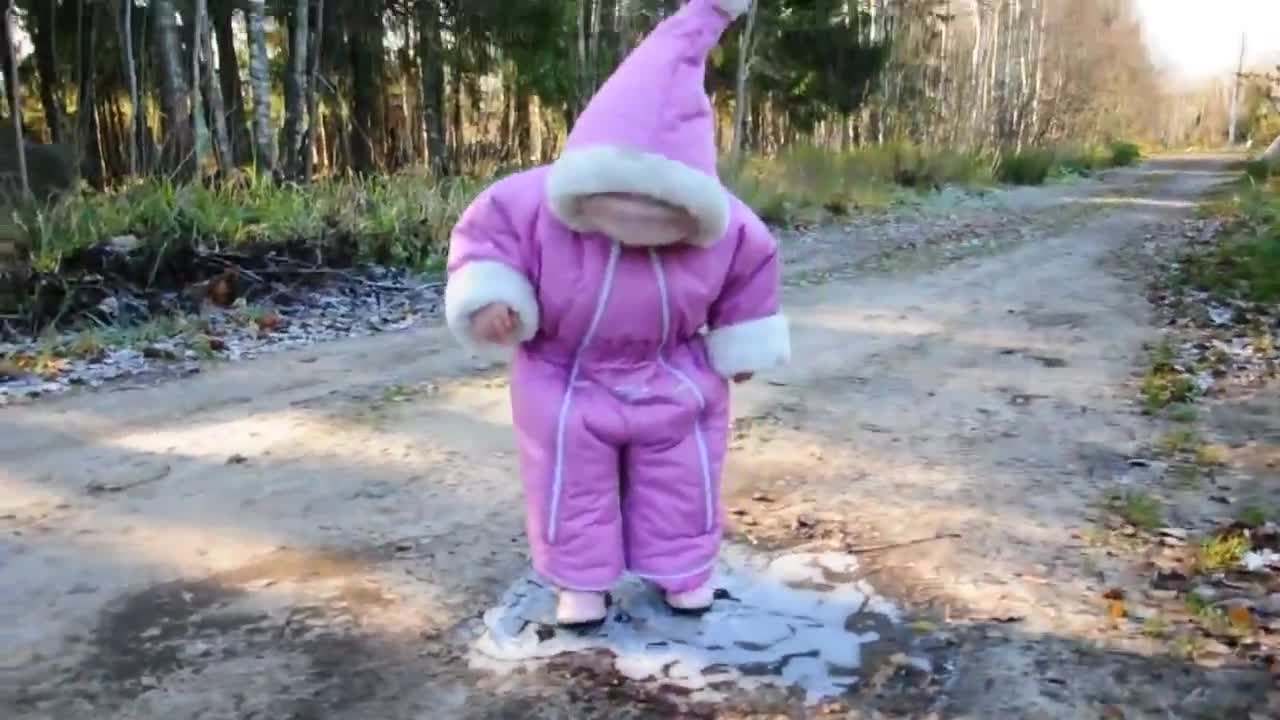 Първи стъпки на бебе върху лед .. Сладурче ..