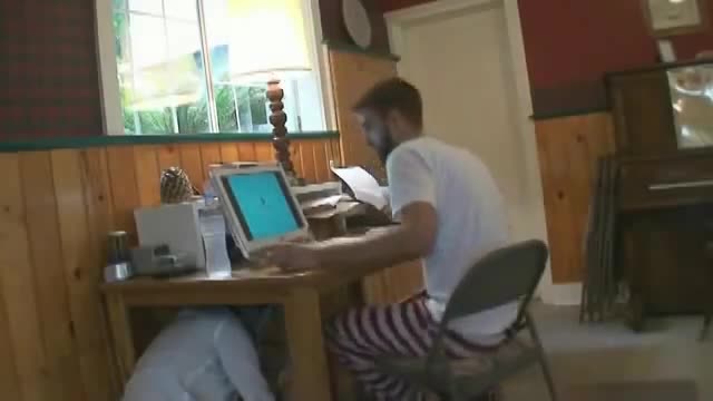 какво може да се случи, когато решите да се избъзикате с някой ваш приятел! Разказа ли му играта а!