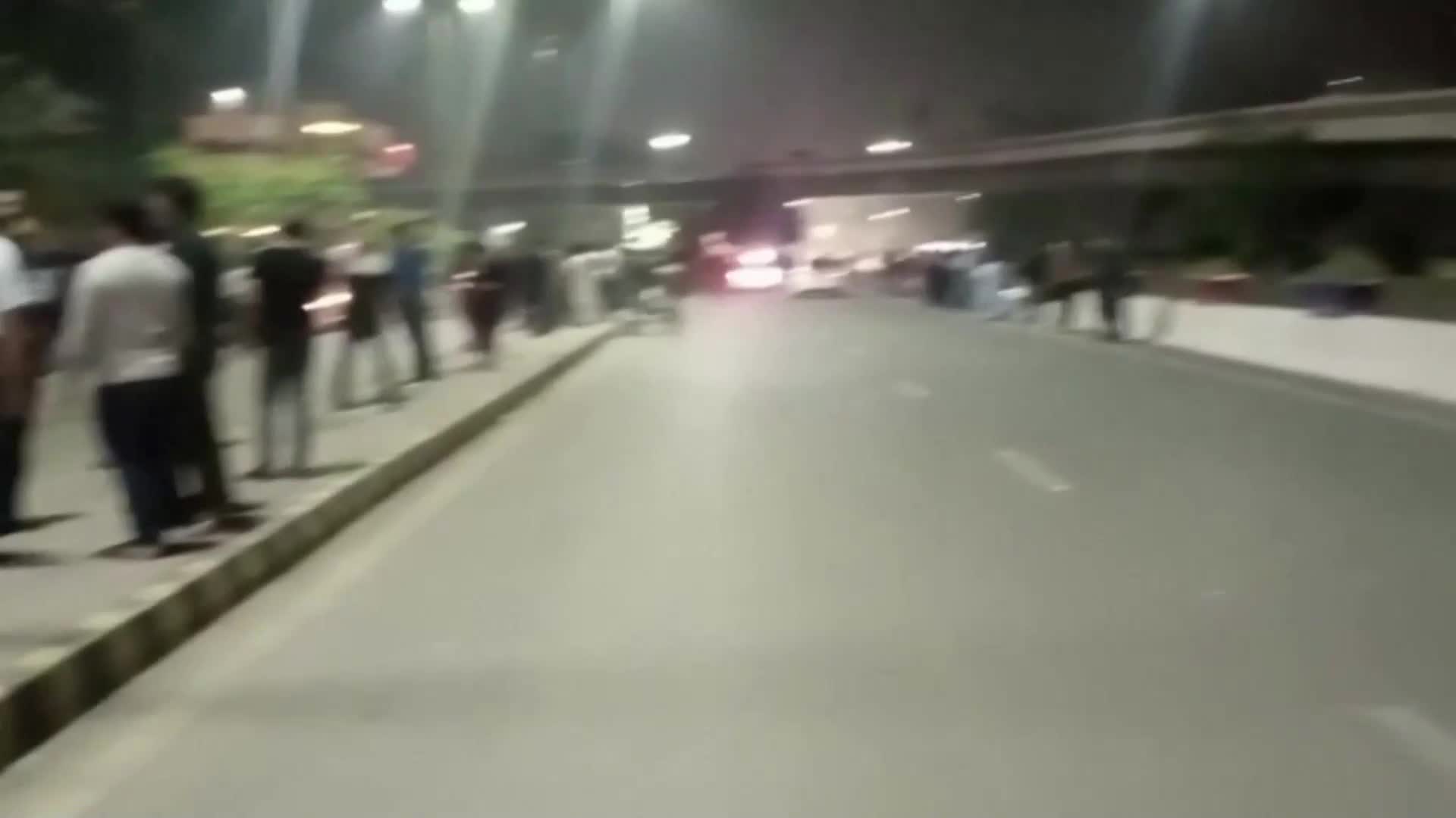 Моментът на земетресението: Вижте кадри от трусът, който разтърси Северен Афганистан (ВИДЕО)