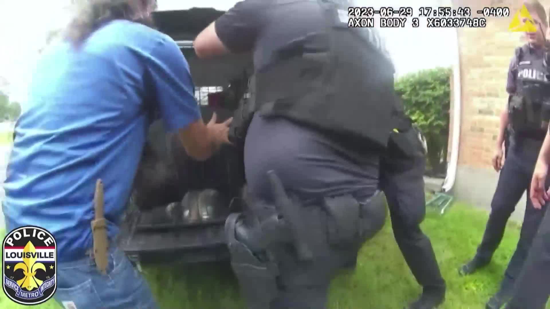Полицаи "задържаха" избягало прасе след кратко преследване