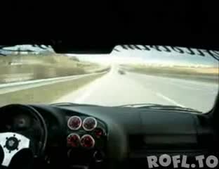 Toyota Supra полудява на магистралата и прави мотористите за смях