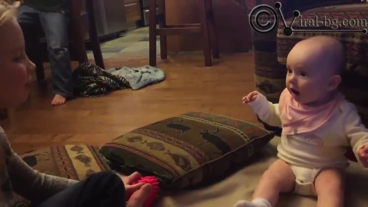 Бебе се радва на балончета.