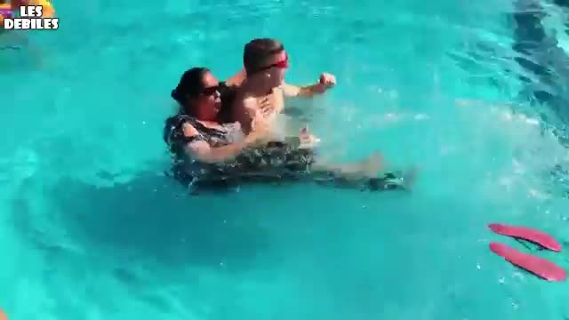 Мъж се изнервя и решава да вземе нещата в своите ръце.