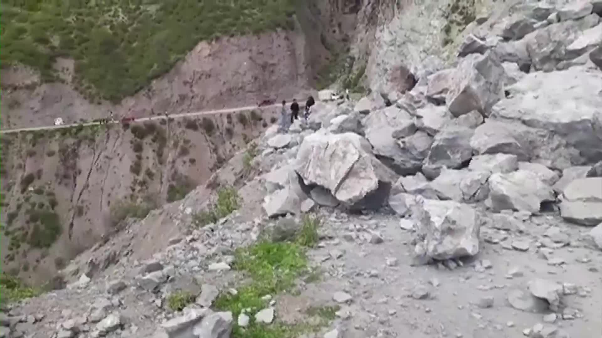 Видео на очевидец показва момента, в който свлачище затрупва път в Перу (ВИДЕО)