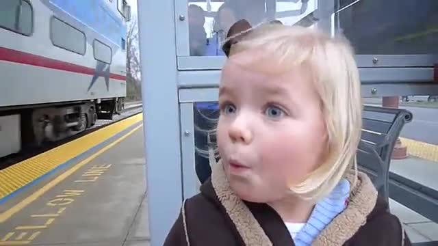 Първото качване на влак за едно дете