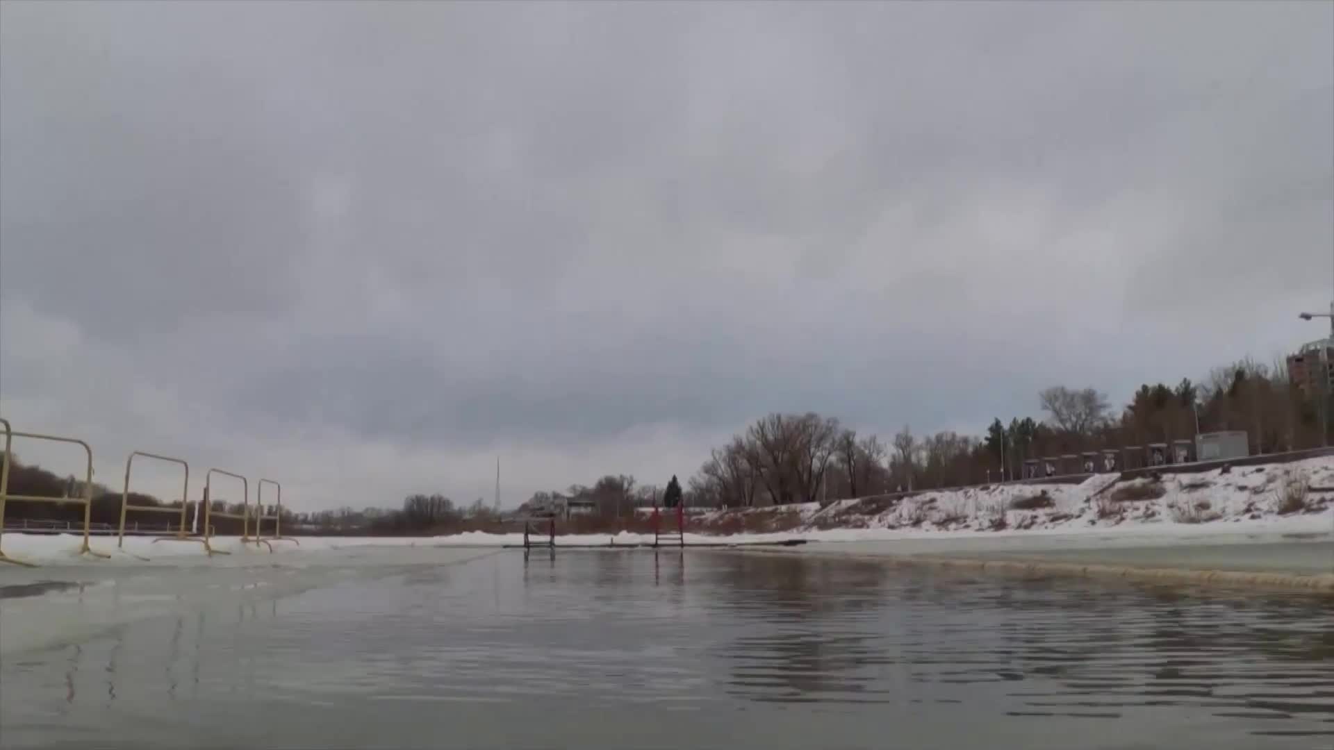 Десетки се потопиха в ледените води на река в Сибир (ВИДЕО)